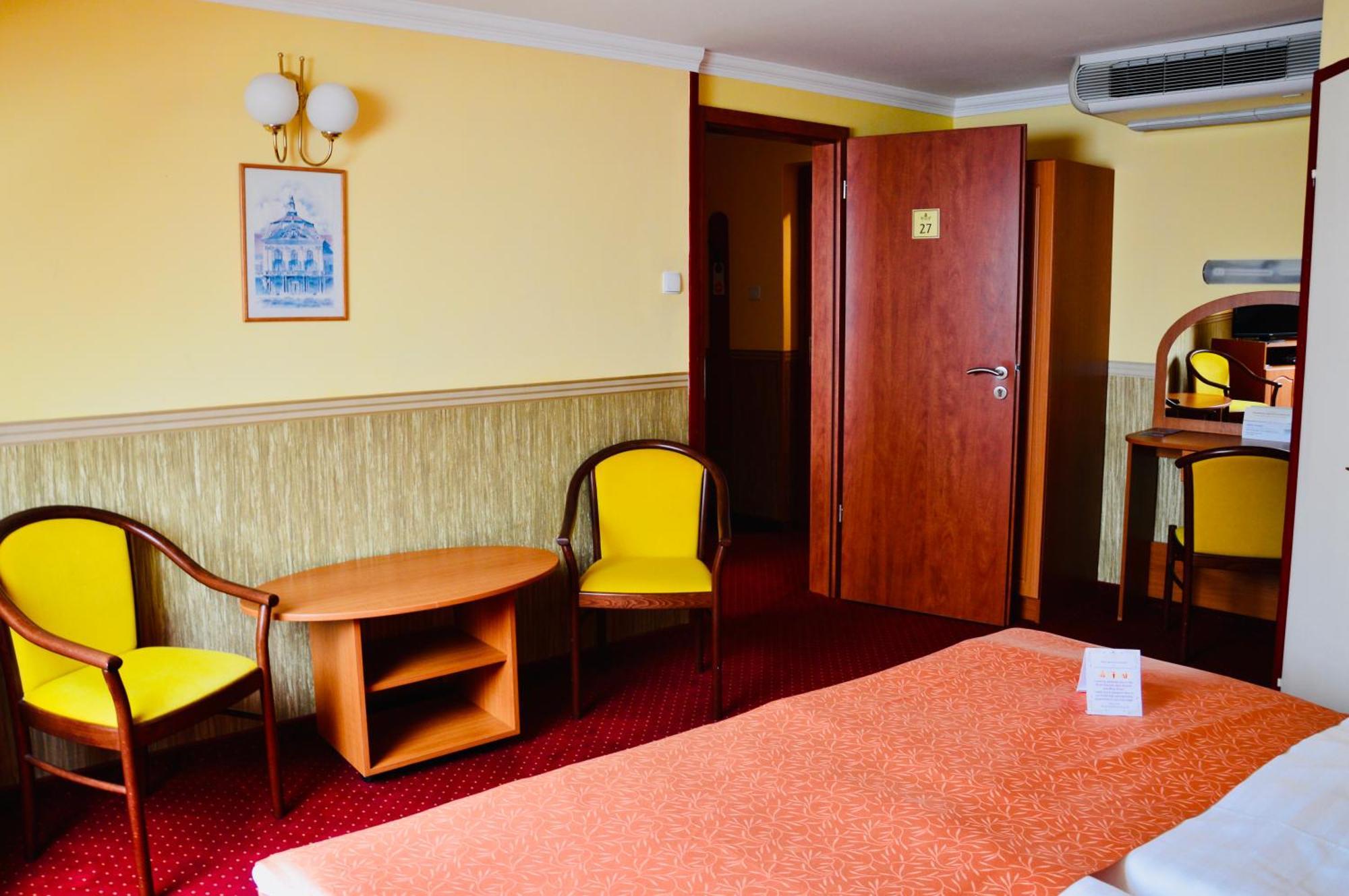 Hotel Korona Wellness, Rendezvény és Borszálloda Eger Esterno foto