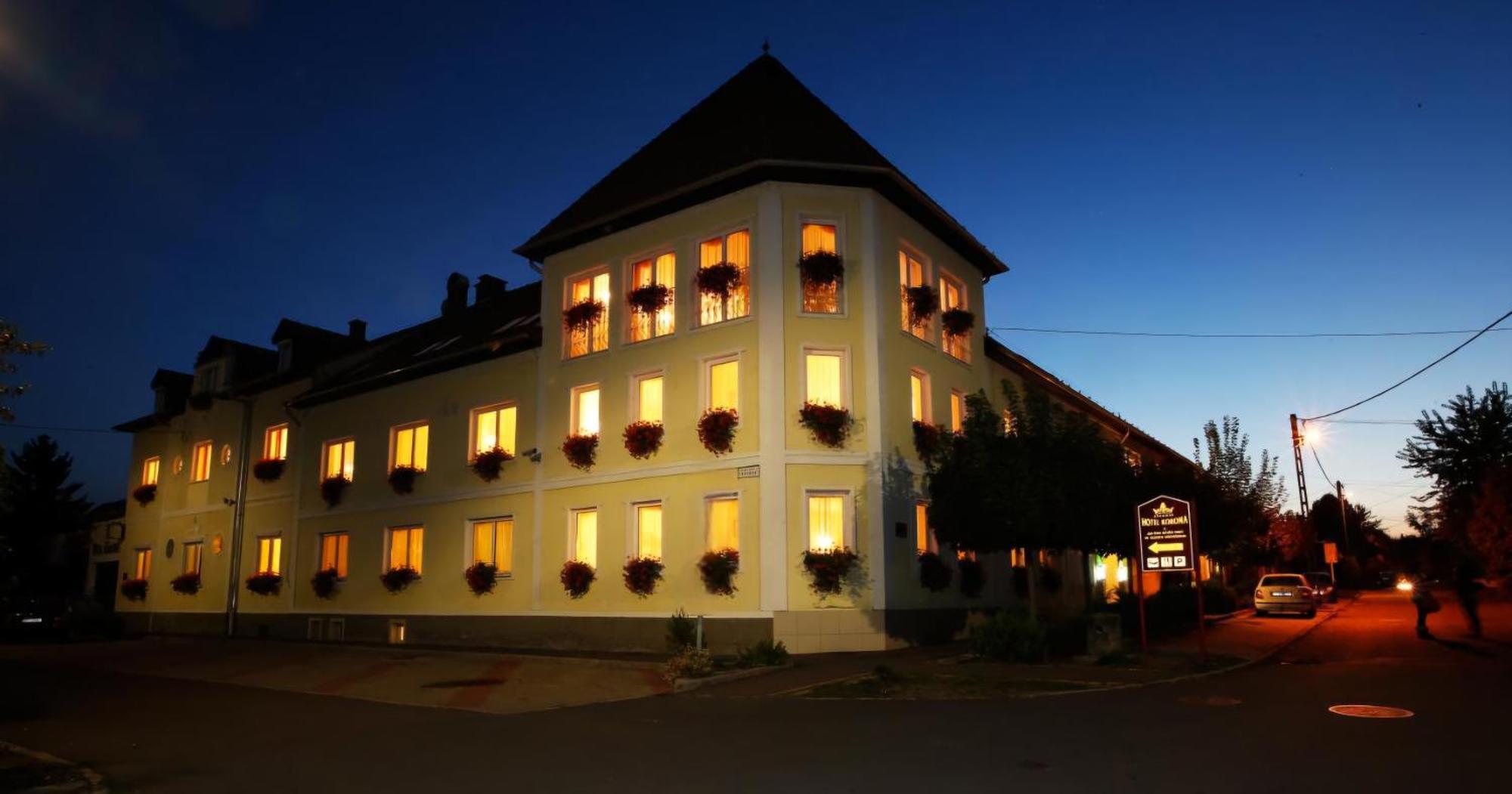Hotel Korona Wellness, Rendezvény és Borszálloda Eger Esterno foto