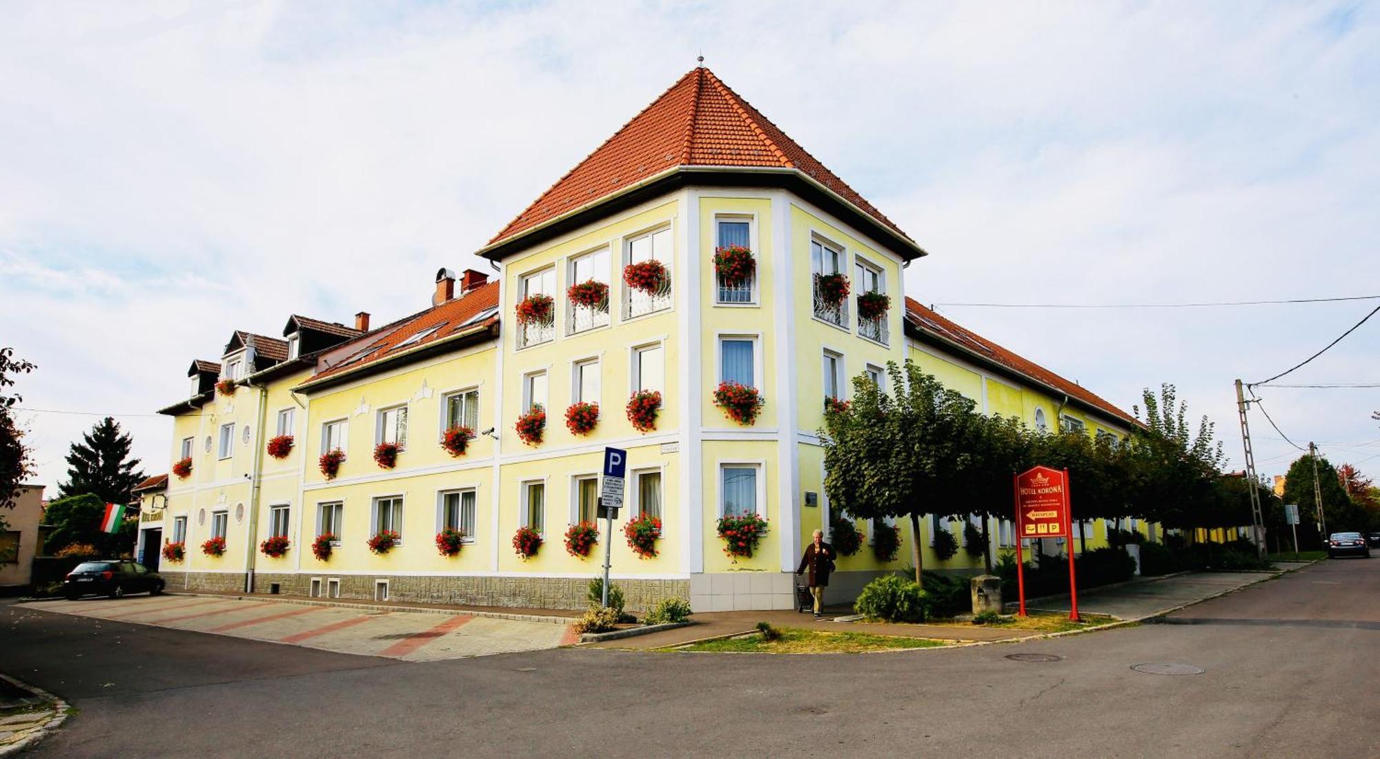 Hotel Korona Wellness, Rendezvény és Borszálloda Eger Esterno foto