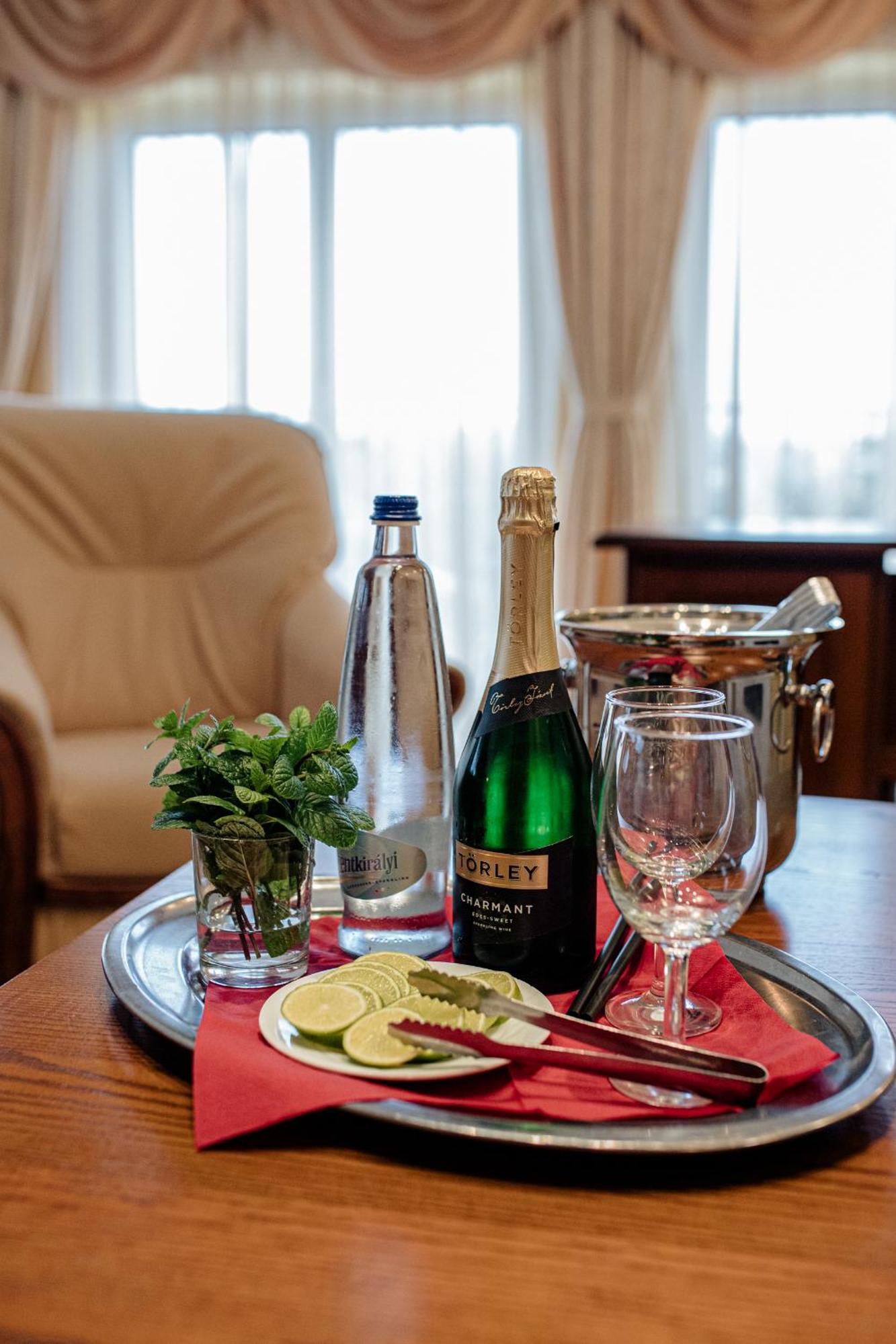 Hotel Korona Wellness, Rendezvény és Borszálloda Eger Esterno foto