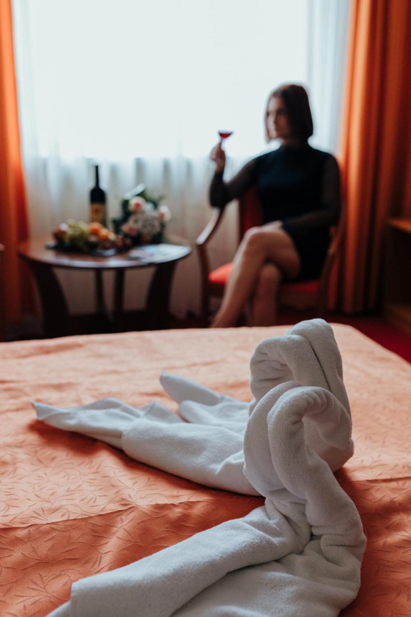 Hotel Korona Wellness, Rendezvény és Borszálloda Eger Esterno foto