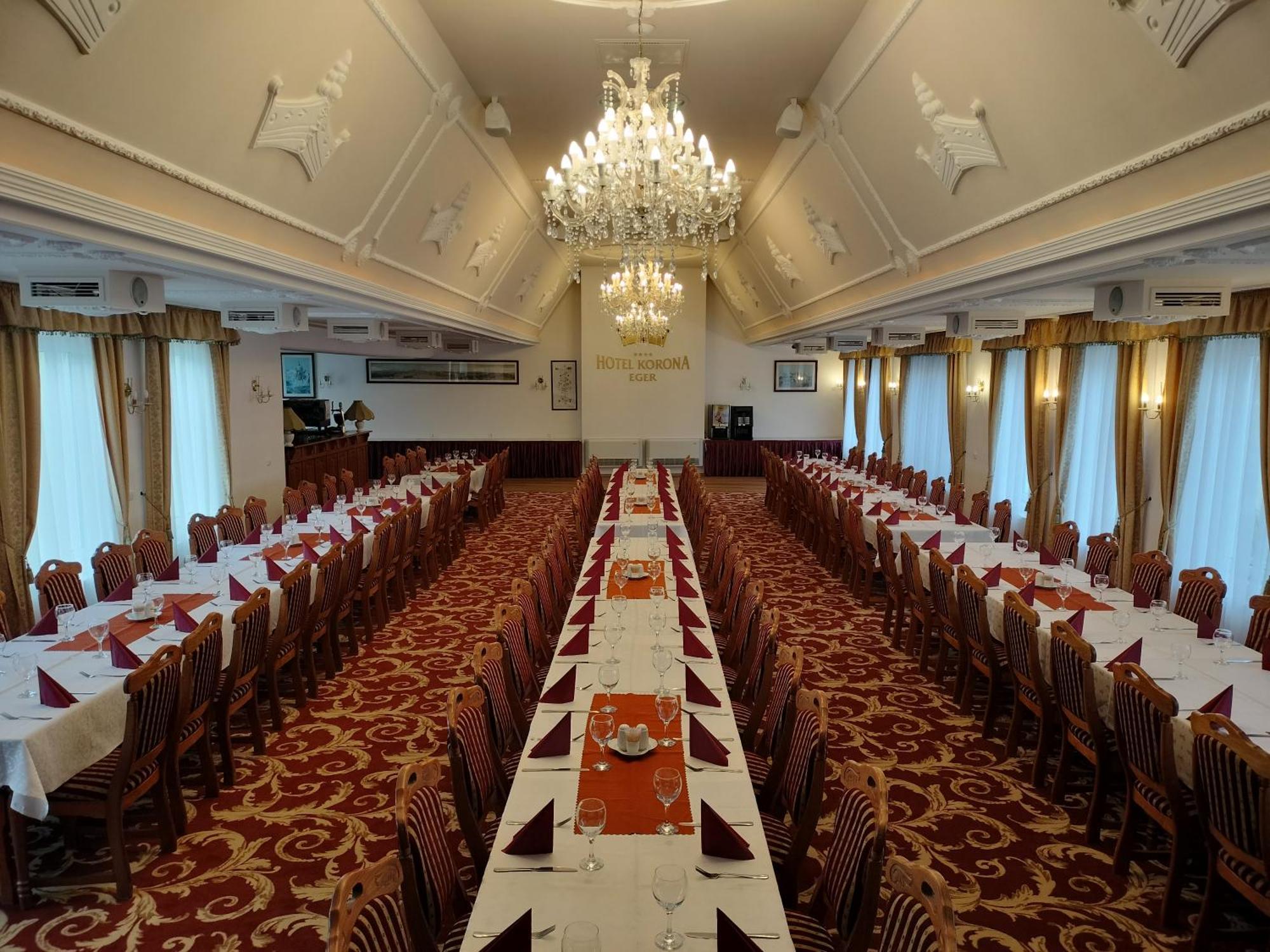 Hotel Korona Wellness, Rendezvény és Borszálloda Eger Esterno foto