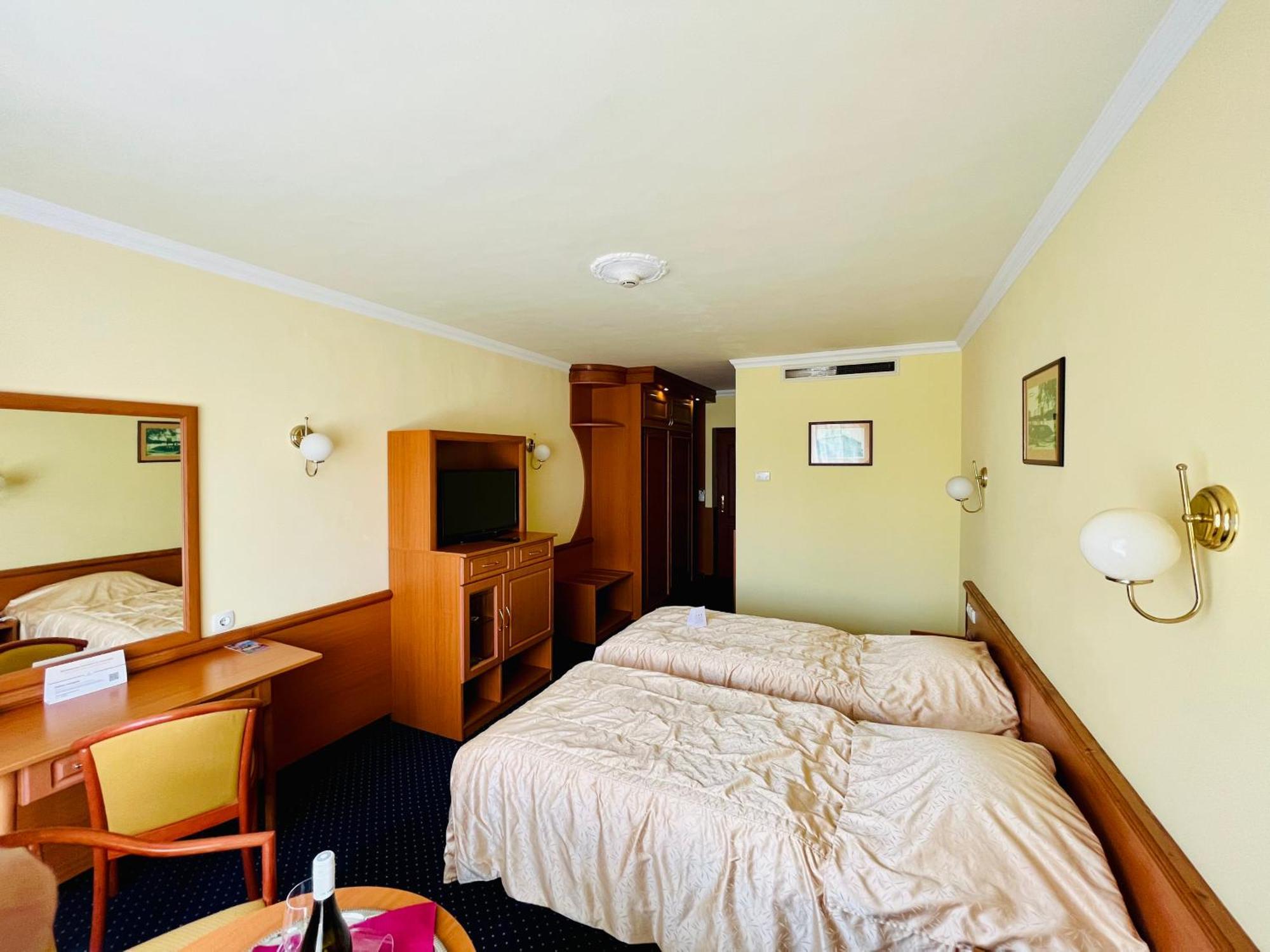 Hotel Korona Wellness, Rendezvény és Borszálloda Eger Esterno foto