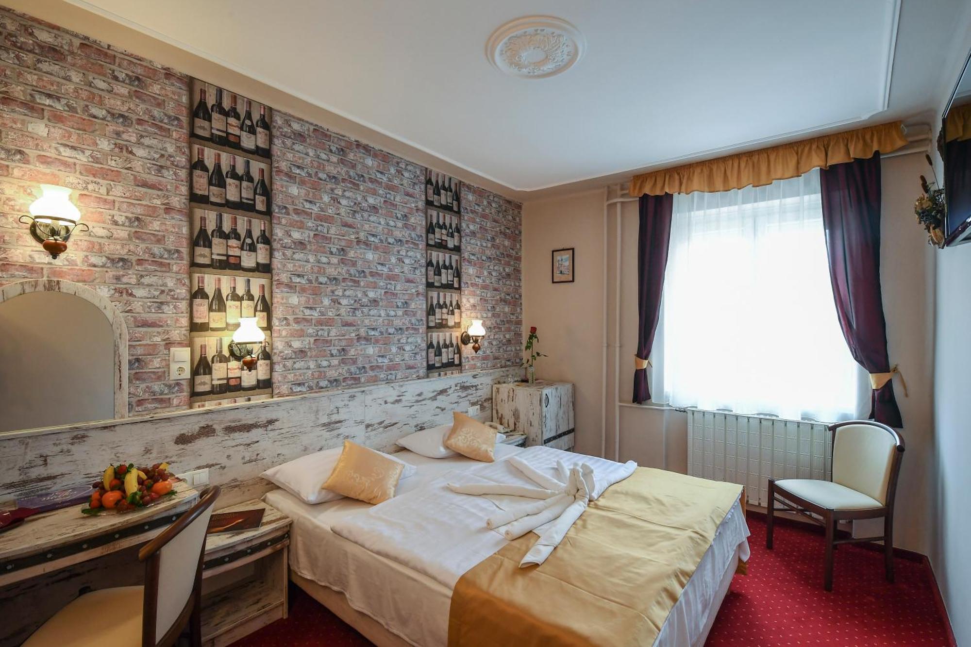 Hotel Korona Wellness, Rendezvény és Borszálloda Eger Esterno foto