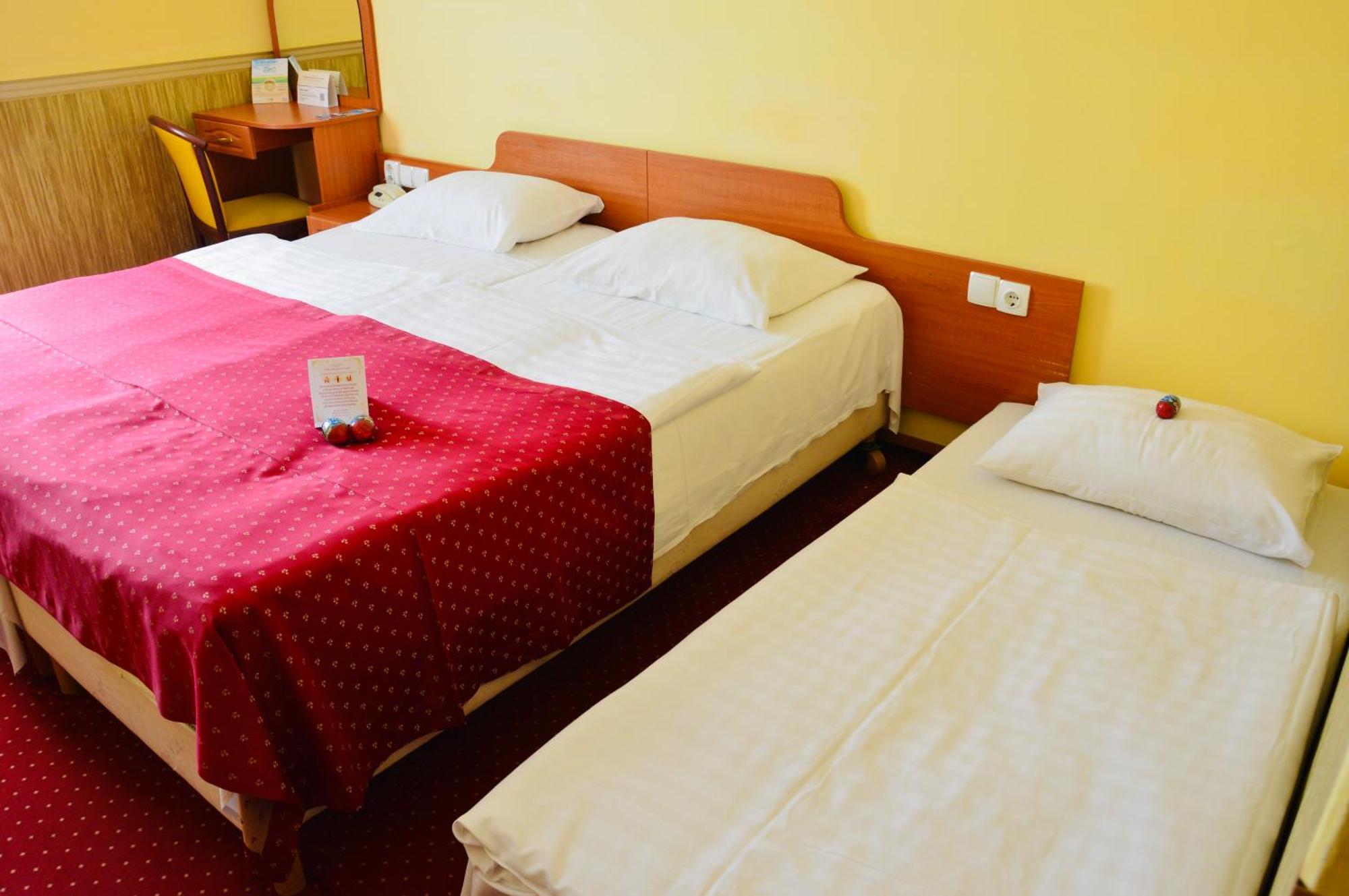 Hotel Korona Wellness, Rendezvény és Borszálloda Eger Esterno foto