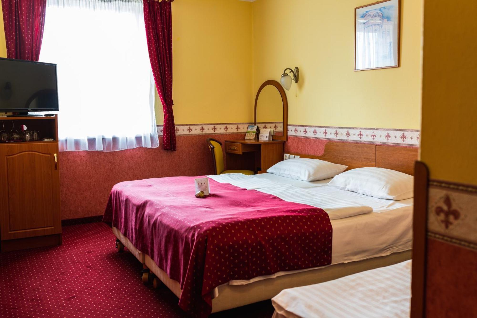 Hotel Korona Wellness, Rendezvény és Borszálloda Eger Esterno foto