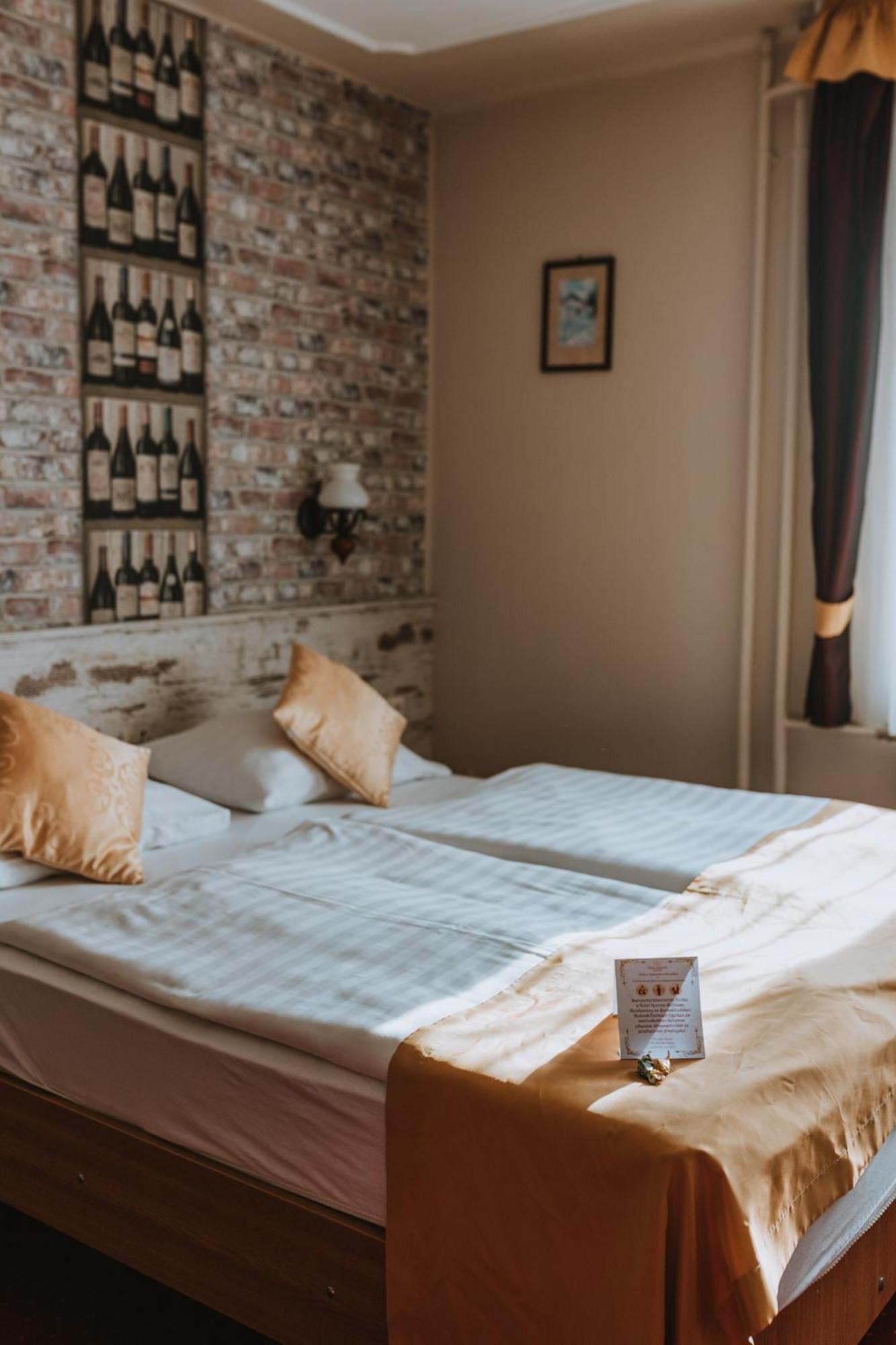 Hotel Korona Wellness, Rendezvény és Borszálloda Eger Esterno foto