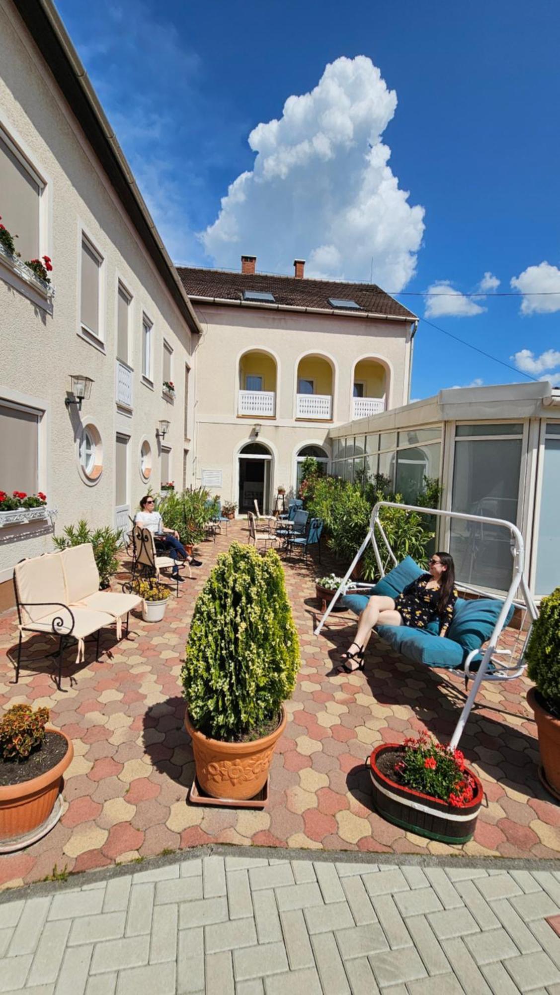Hotel Korona Wellness, Rendezvény és Borszálloda Eger Esterno foto
