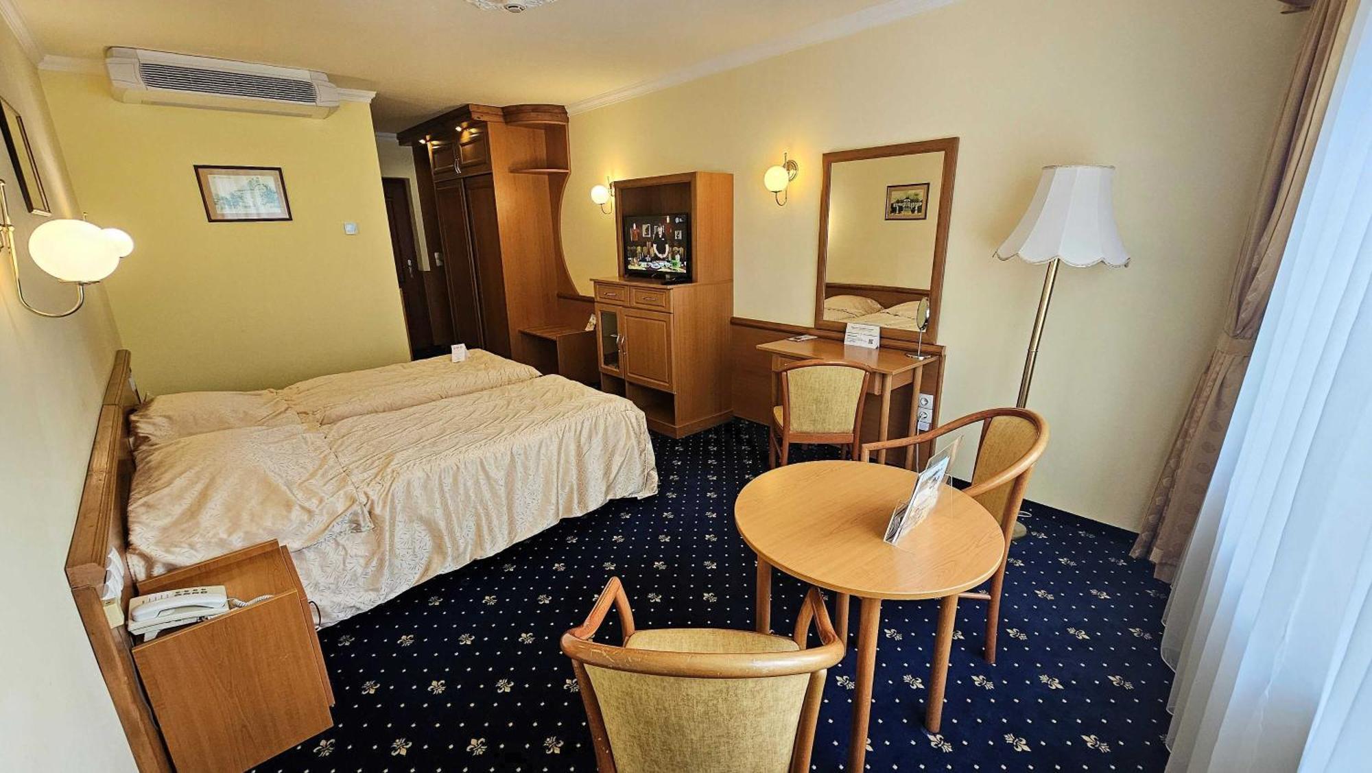 Hotel Korona Wellness, Rendezvény és Borszálloda Eger Esterno foto
