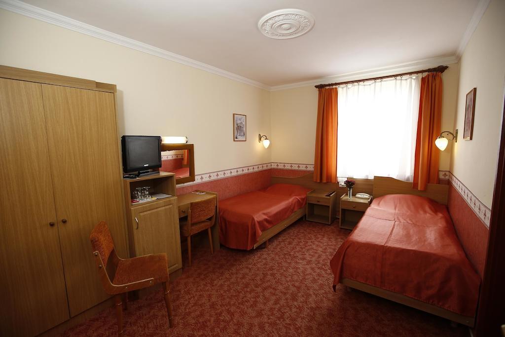 Hotel Korona Wellness, Rendezvény és Borszálloda Eger Esterno foto