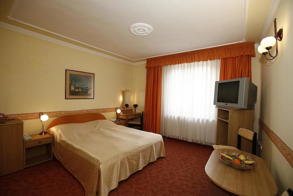 Hotel Korona Wellness, Rendezvény és Borszálloda Eger Esterno foto