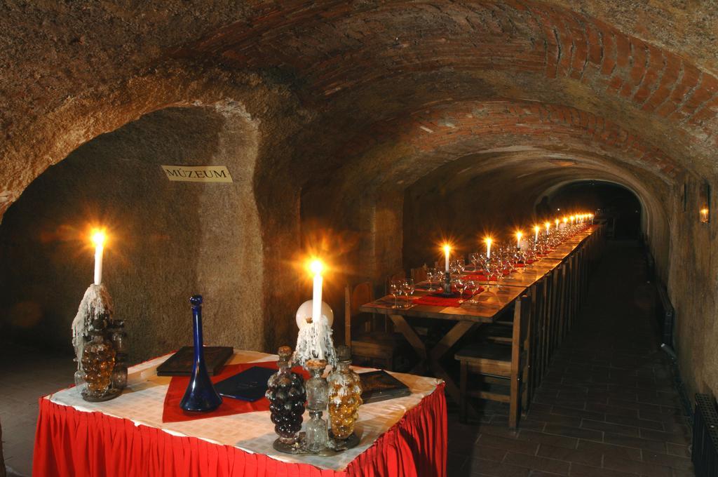 Hotel Korona Wellness, Rendezvény és Borszálloda Eger Esterno foto