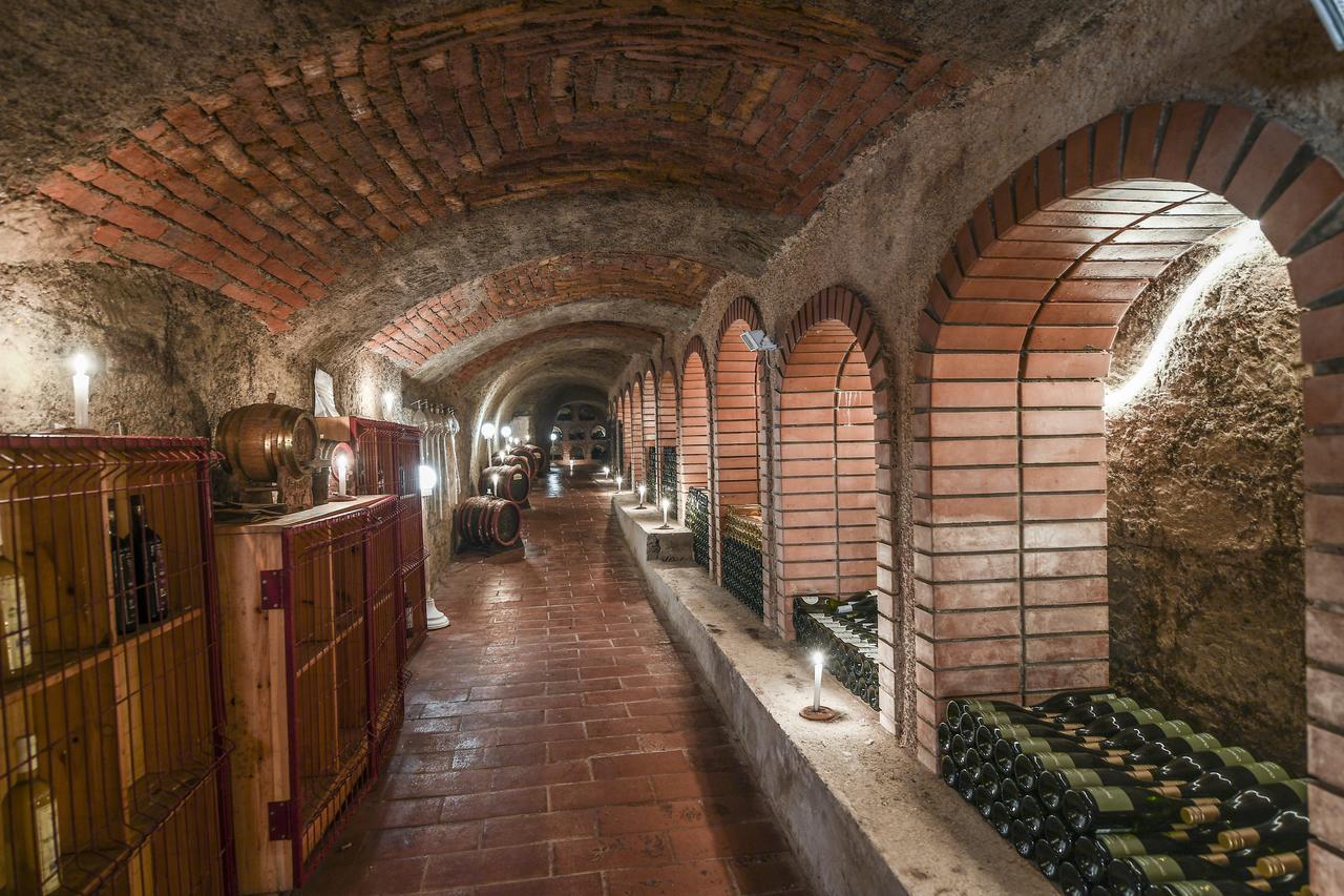 Hotel Korona Wellness, Rendezvény és Borszálloda Eger Esterno foto