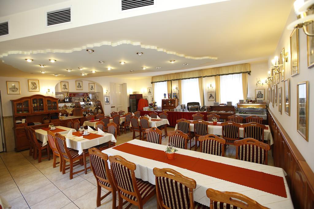 Hotel Korona Wellness, Rendezvény és Borszálloda Eger Esterno foto